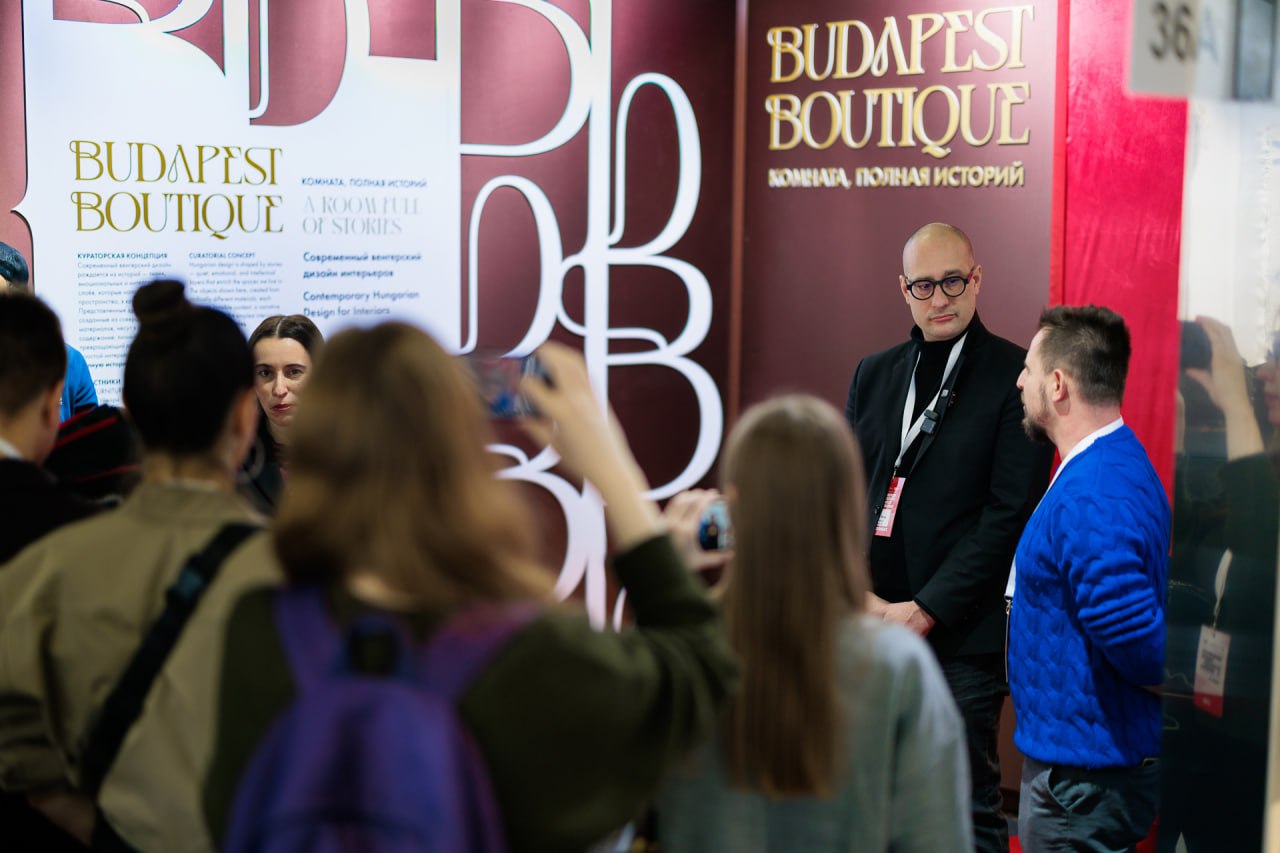 Интерьерные дизайнеры со всей России и зарубежья представили лучшие работы на ВДНХ В 55 и 57 павильонах стартовала Московская неделя интерьера и дизайна которая объединила свыше 1200 компаний из 15 стран Главной темой сезона стала Москва как мировая столица дизайна Ее воплотили через образ красной нити символа непрерывного развития российского дизайна и его влияния на мировые тренды В рамках единой концепции участники использовали более 16 км нити для оформления своих стендов Выставка пройдет до 14 декабря Гостей ждут сотни уникальных интерьерных решений предметов мебели и декора а также мастер классы лекции розыгрыши презентации новых коллекций и интерактивные экскурсии Подписаться Прислать новость