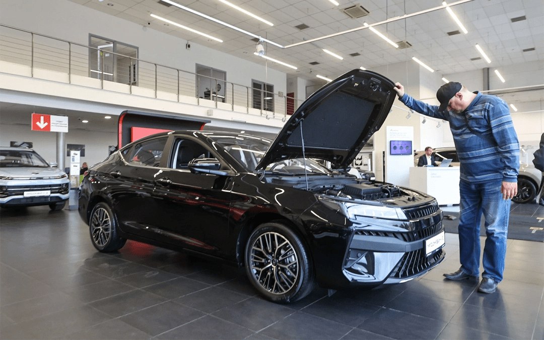 Продажи новых легковушек на российском рынке упали по итогам ноября 2025 года на 23 по сравнению с октябрём когда ажиотаж вырос на фоне новостей про пересмотр утильсбора По сравнению с прошлогодним ноябрём продажи выросли на 5 Лидирующая марка Lada vc ru transport 2628995