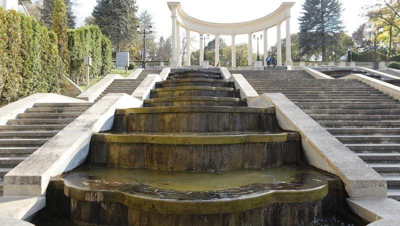 Более 256 тыс. человек отдохнули в здравницах в Кисловодске за полгода Свыше 256 тыс. человек отдохнули в коллективных средствах размещения за первые шесть месяцев 2025 года в Кисловодске. Это на 12,7% больше показателей за такой же период 2024 года. Об этом рассказал глава города Евгений Моисеев. Такая цифра является историческим рекордом для Кисловодска. По предварительным данным от сотовых операторов, с января по июнь в 2025 году всего Кисловодск принял около более 960 тыс. человек, из них более 600 тыс. туристов приехали с пребыванием более суток и около 359 тыс. экскурсантов посетили курорт без ночёвок. Средний срок пребывания в санаториях составил девять дней, в гостиницах — пять дней.
