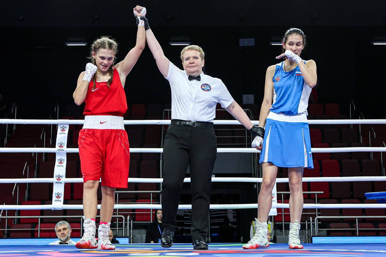 Новороссийская спортсменка — чемпионка России! Воспитанница спортивной школы «Династия» Мария Панферова завоевала золотую медаль VI летней Спартакиады молодёжи России по боксу. Под наставничеством опытных тренеров Алексея Щербань и Надежды Шостак юная боксерша занимается три года. Своей победой она доказала, что не просто талантливая спортсменка, а настоящий боец. Поздравляю Марию и ее наставников с выдающимся результатом! Их совместный труд принес заслуженную награду, а победа нашей спортсменки стала частью успеха сборной Краснодарского края, занявшей второе место в общекомандном зачете.