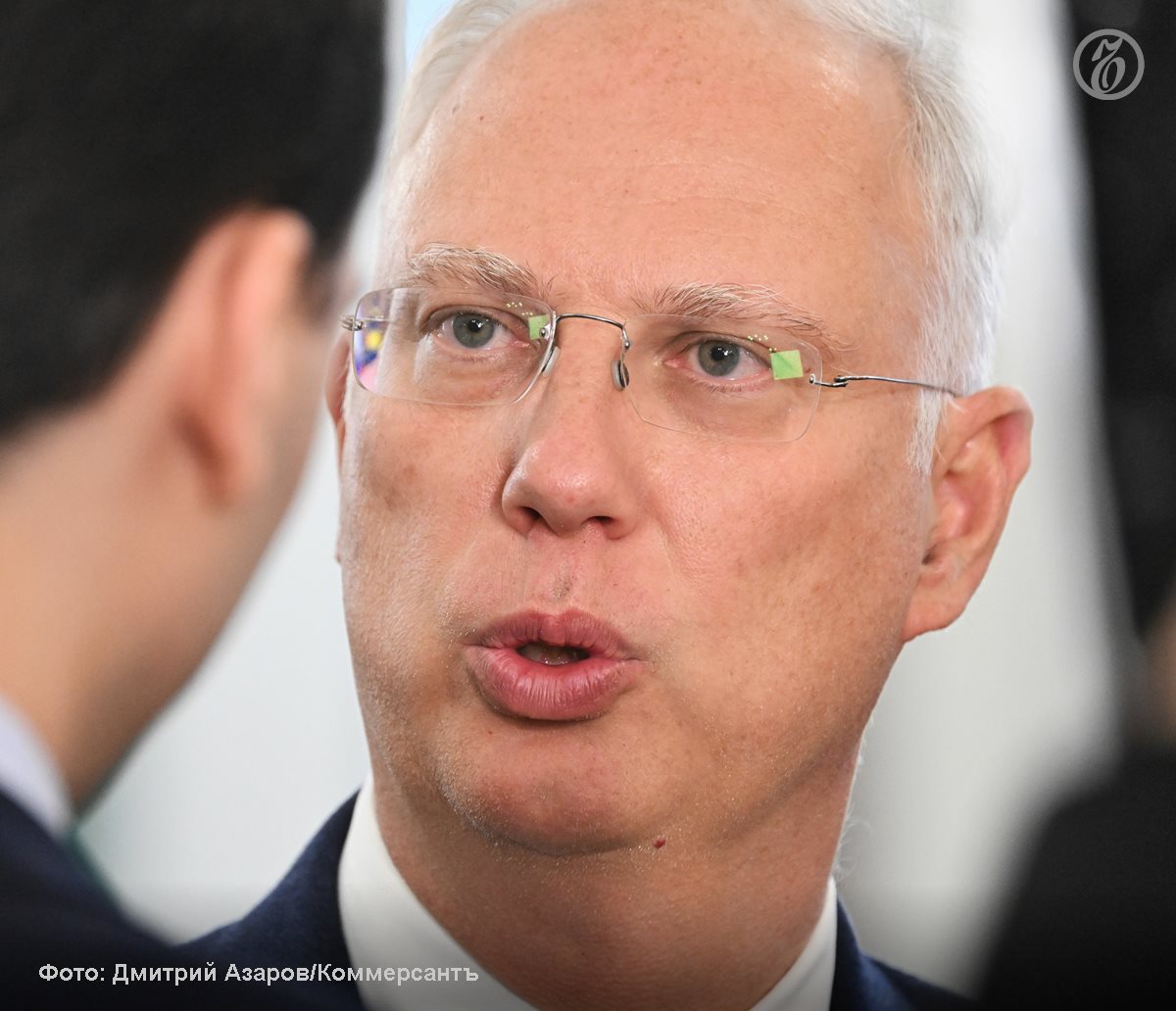 Спецпредставитель президента РФ Кирилл Дмитриев в ближайшее время проведет переговоры с представителями США в Женеве сообщает ТАСС со ссылкой на источник По данным источника господин Дмитриев сфокусирован на восстановлении отношений России и США и как и ранее не будет входить в состав российской делегации участвующей в трехсторонних переговорах с Украиной Подписывайтесь на Ъ в Telegram в MAX Оставляйте бусты