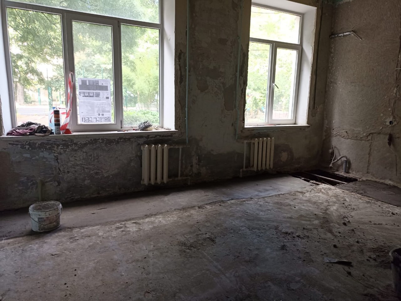 Новороссийская библиотека имени П.А. Павленко обретает новый облик благодаря национальному проекту «Семья» Благодаря национальному проекту «Семья» в Новороссийске продолжается капитальный ремонт городской библиотеки имени П.А. Павленко. Инициатива направлена на создание современных культурных и образовательных пространств для всей семьи, развитие городской инфраструктуры и повышение качества жизни горожан. На этой неделе в рамках федеральной программы по созданию модельных муниципальных библиотек выполнены важные этапы работ. Заложены стены, что позволит сформировать комфортные и функциональные зоны библиотеки. Установлены стены подсобного помещения, обеспечивающие порядок и удобство в библиотечном обслуживании. Укреплены короба под подоконниками, что улучшит как внешний вид, так и долговечность конструкций. Подготовлены стены для штукатурки — важный шаг на пути к завершению внутренней отделки. Полы залиты в комнате художников, которая получает особое внимание в ходе ремонта. Проведены провода в электрощиток, обеспечивая надёжное электроснабжение всех помещений. Также очищены полы для укладки нового покрытия, что готовит пространство к завершающим этапам работ. «Мы понимаем важность постоянного информирования горожан о ходе ремонта. Наша цель – создать библиотеку, в которую будет приятно возвращаться снова и снова. Мы уверены, что жители Новороссийска оценят результаты этих усилий по достоинству», – отметила заместитель директора МБУ «Централизованная библиотечная система» Светлана Елина. Ремонт библиотеки – это шаг к новому этапу её развития, когда она станет не только местом для чтения, но и пространством для творчества, общения и получения знаний в кругу семьи.