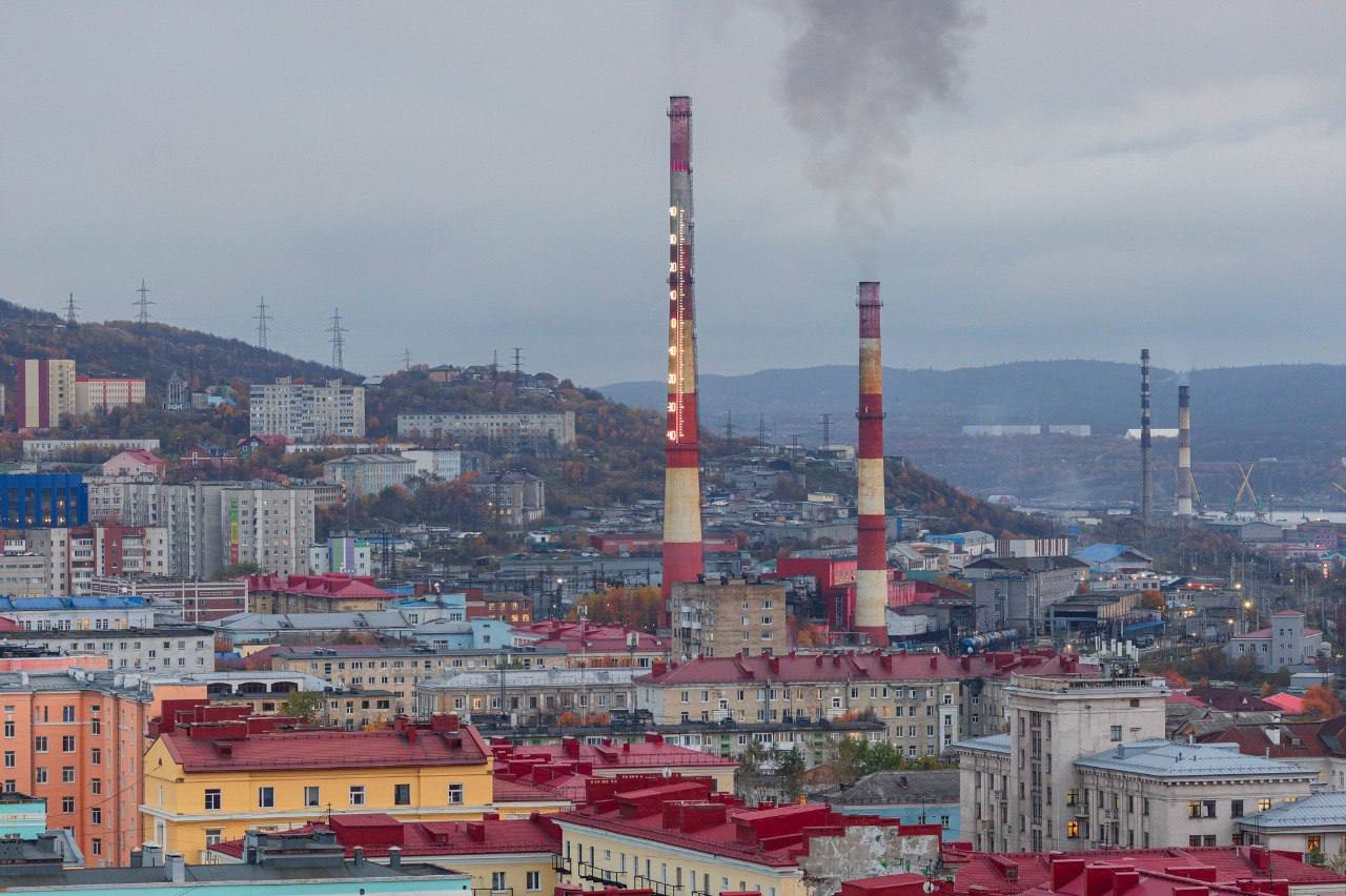 С учетом погодных условий и благоприятного прогноза по среднесуточной температуре воздуха в городе-герое Мурманске, подписал постановление о завершении отопительного сезона в областном центре. Подача тепла будет отключена в жилом фонде, а также в зданиях общественного назначения с 8 часов во вторник, 27 мая.
