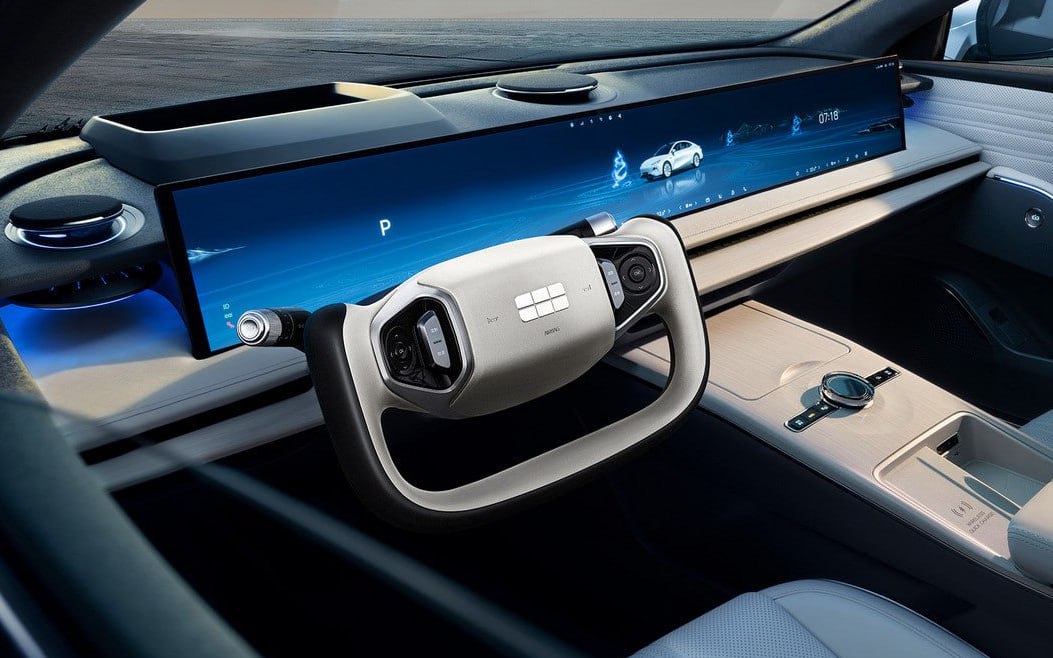 В Китае запретят рули штурвалы в стиле Tesla В Китае планируют запретить рули нестандартной формы без верхней части обода Это следует из проекта обязательного национального стандарта GB 11557 202X опубликованного Минпромом КНР Методика испытаний по новому стандарту будет исключать использование подобных рулевых колёс autonews youtube