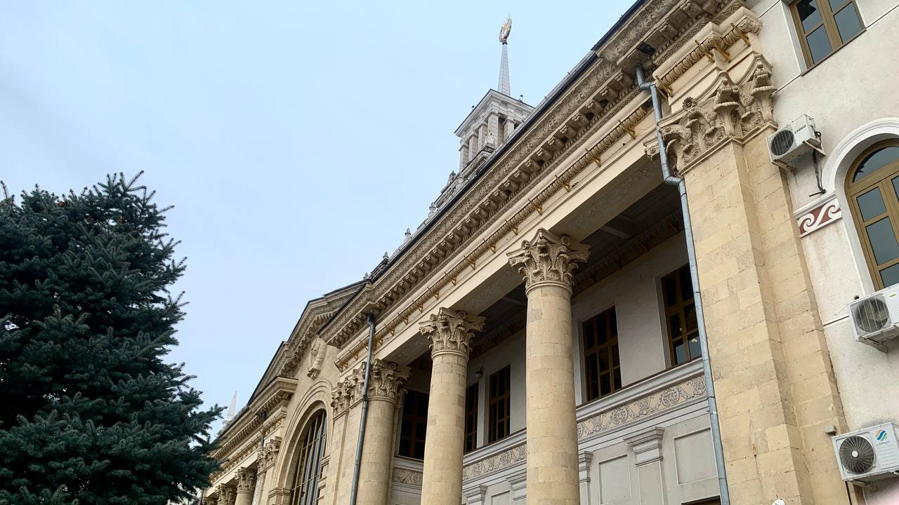 Автовокзалы на юге России оборудуют антидроновыми сетями Дарвин Автовокзалы на юге России оборудуют средствами механической защиты в виде антидроновых сетей Дарвин для предотвращения атак беспилотников В ближайшее время инженеры СМЗ проведут первый выезд на подобный объект для оценки предстоящих работ