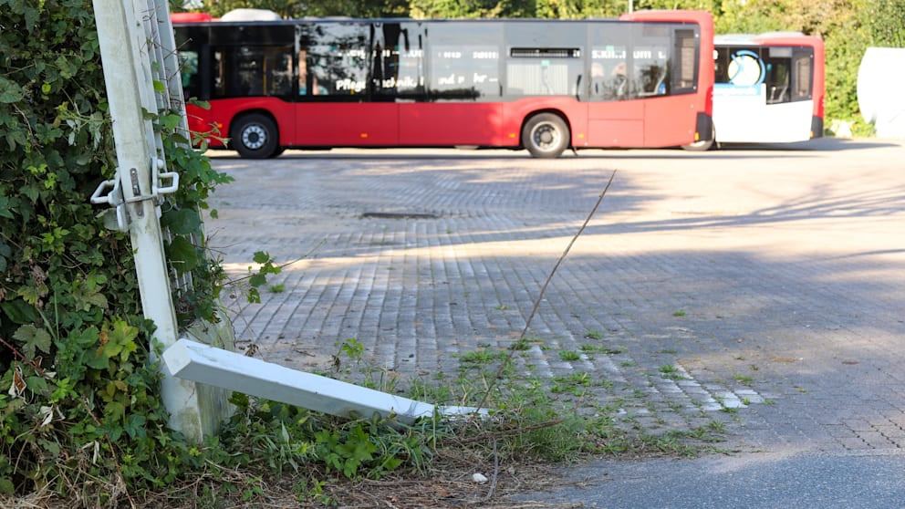 На севере Германии подросток угнал пассажирский автобус и протаранил более 20 автомобилей  В воскресенье, 22 сентября, 19-летний молодой человек из города Итцехо  земля Шлезвиг-Гольдштейн  забрался в припаркованный у депо пассажирский автобус. Он сел за руль и тронулся, однако его поездка продолжалась недолго — юноша потерял контроль над автобусом и врезался в стоявшие рядом автомобили.   Всего нарушитель повредил более 20 машин и окончательно застрял на парковке городского суда. По предварительной информации, никто не пострадал. Сам угонщик рассказал полицейским, что хотел только покататься на автобусе и попросил не квалифицировать его действия как попытку украсть городской общественный транспорт.   В прошлом месяце аналогичный случай произошёл в Бремене. Там 15-летний подросток представился начальнику автопарка стажёром из транспортной компании, а вскоре сел за руль автобуса и даже забрал пассажиров. Вскоре после этого школьника задержали, однако через несколько дней он повторил попытку сесть за руль автобуса в Нижней Саксонии. По словам полицейских, таким образом подросток хотел «реализовать свой энтузиазм в отношении транспортных средств».