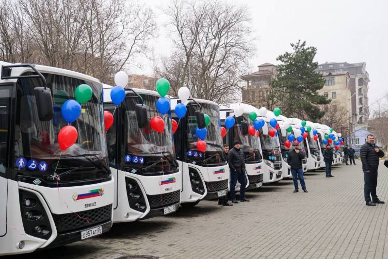 Закупка 90 новых автобусов запланирована Дагестаном в 2026 году в рамках проекта Развитие общественного транспорта нацпроекта Инфраструктура для жизни сообщает Минтранс республики Из них 35 единиц малого класса 36 среднего и 19 автобусов большого класса Закупка новой техники является ключевым элементом комплексной программы по развитию дорожно транспортной инфраструктуры Махачкалы В 2025 году в рамках нацпроекта в город поступило 84 современных автобуса которые вышли на десять маршрутов с начала 2026 года Кроме того для государственного автотранспортного предприятия ООО Дагестанавтотранс приобретено 11 автобусов среднего класса вместимостью до 75 человек которые с 1 сентября 2025 года обслуживают маршрут Махачкала Каспийск Автобусы оснащены всем необходимым для комфорта и безопасности пассажиров