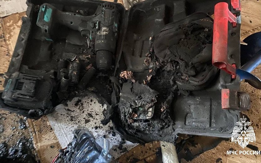 Вспыхнул шуруповерт  Пожар произошел на ул. Закирова в Ижевске. В кладовой вспыхнул чемоданчик с шуруповертом и аккумулятором, которые не включали с февраля.  Хозяйка не растерялась – вызвала пожарных, залила огонь водой и вышла с ребенком на улице.  Фото: пресс-служба ГУ МЧС по Удмуртии    #Ижевск #Удмуртия