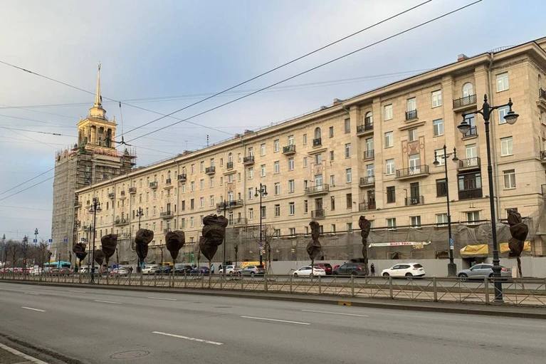 Дом, в котором жил Виктор Цой, признали объектом культурного наследия Речь идёт о советском доме с башней на углу Московского проспекта и улицы Бассейной. Как отметили в Комитете по охране памятников истории и культуры, над проектом работали выдающиеся архитекторы и скульпторы. Здание представляет собой комплекс разновысоких объёмов, которые образуют асимметричную композицию и создают выразительный силуэт с разных точек обзора. Особенно выделяется угловая башня, которая напоминает высокие здания Москвы 1950-х годов. : КГИОП : СПб — отдай свой буст нам