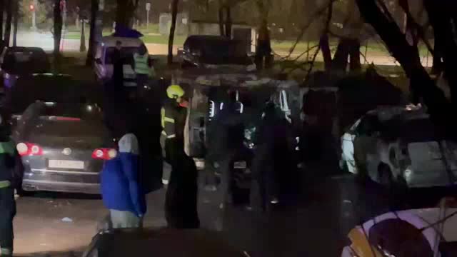 Четыре автомобиля сгорели на стоянке в Москве, два человека погибли