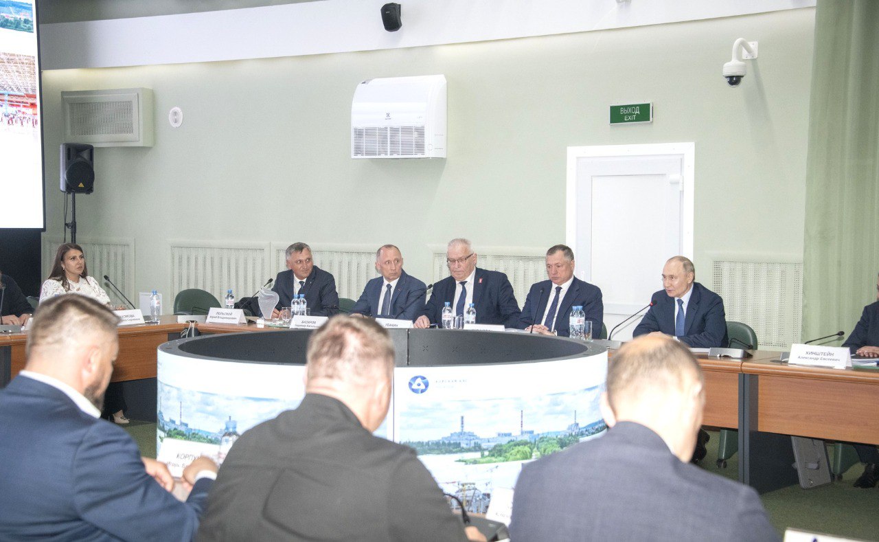 На встрече с главами муниципалитетов в Курской области президент России упомянул вручение всероссийской премии «Служение» в Национальном центре «Россия». «У нас 21 апреля этого года в Москве, в Национальном центре «Россия», проходило вручение Всероссийской муниципальной премии «Служение». Там имел удовольствие вручать вашим коллегам соответствующий приз в номинации «Мужество и героизм – на благо служения Родине», - отметил Путин. Глава государства также попросил наградить тех, кто внес особый вклад в нормализацию ситуации в Курской области.