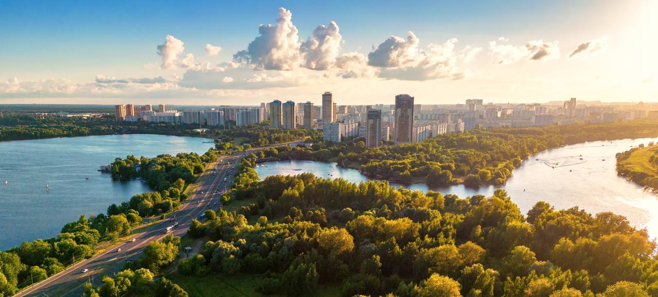 Новое законодательство обеспечит экологическое благополучие Москвы  Москва признана одним из самых зеленых городов мира. С обновлением законодательной базы в столице зеленым насаждениям будет уделяться еще больше внимания.    Ввели понятие «зеленого каркаса» — это все территории зеленого фонда, имеющие особое природоохранное, научное, культурное, эстетическое, рекреационное, оздоровительное значение, от малых локаций рядом с домом до больших парков. Благодаря этому будет легче создавать специальные зеленые маршруты для отдыха и спорта   Охранять зеленые насаждения будут на всех земельных участках независимо от форм собственности   Позаботятся и о важности сохранения биоразнообразия в зеленых зонах Москвы  «Особое внимание уделяется экосистемным функциям зеленых насаждений, их роли в создании благоприятной среды, насыщении воздуха кислородом, очистке воздуха от загрязнений, шума и пыли, защиты от колебаний температуры воздуха. Все это будет учитываться при озеленении, при высадке новых саженцев, при принятии решений в управлении тем или иным участком зеленых насаждений», – пояснила заместитель директора Института экологии НИУ ВШЭ Наталья Поротникова.  Кстати, сейчас почти 50% площади столицы занимают парки, скверы и природные территории.