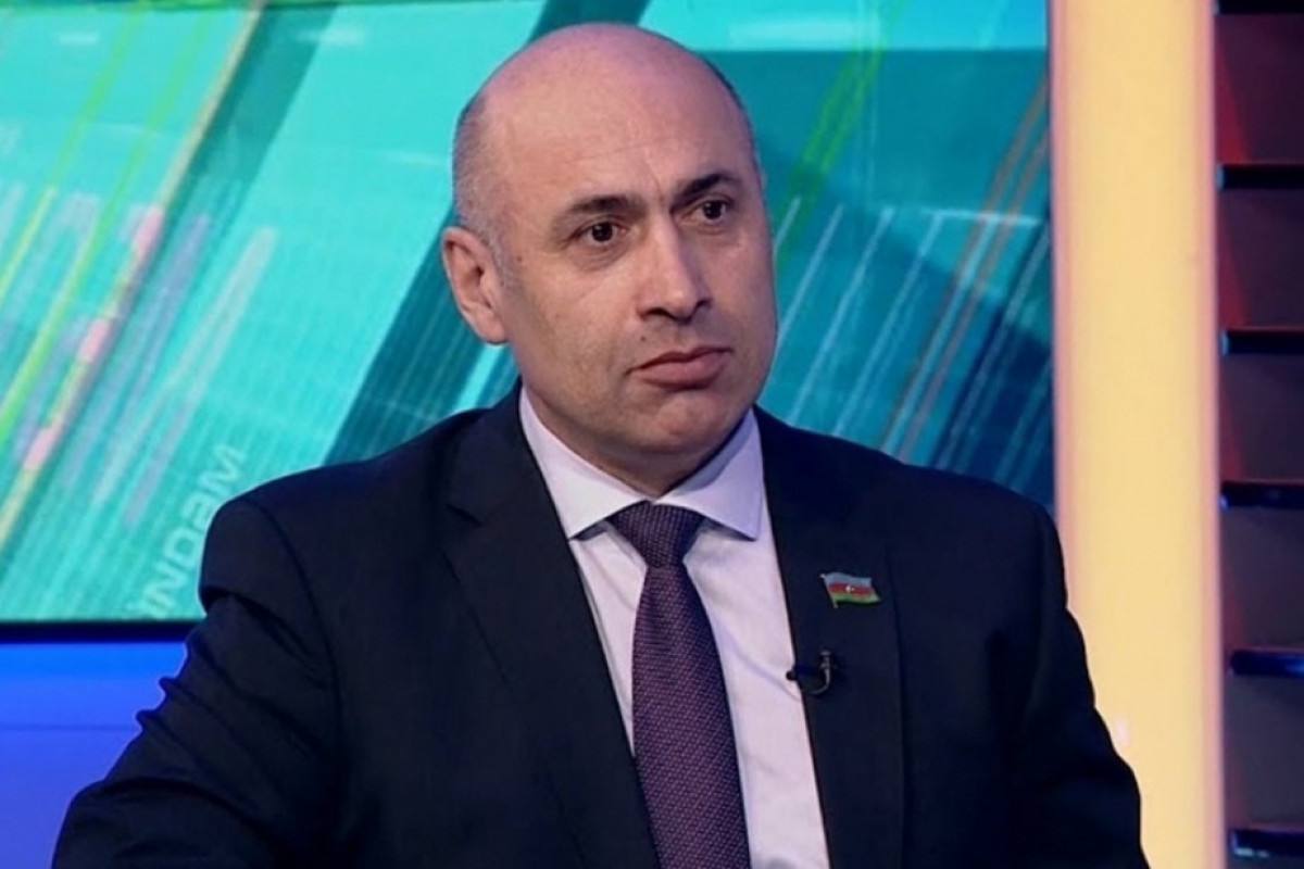 Депутат Милли Меджлиса Азер Бадамов задержан в московском аэропорту, его депортируют Как известно, по приглашению российской стороны и при организационной поддержке ИВ Абшеронского района азербайджанская делегация отправилась в Астраханскую область России для участия в мероприятиях, посвященных годовщине со дня рождения Общенационального лидера Гейдара Алиева. Депутат Милли Меджлиса Азер Бадамов, входивший в состав делегации, был задержан в московском аэропорту и ему не разрешили сесть на самолет, летевший в Астрахань. A.Бадамову сообщили о том, что ему запрещен въезд в страну. Относительно этого шага не было дано никаких объяснений, но предполагается, что ему запретили въезд в Россию из-за его деятельности. В настоящее время Азер Бадамов находится в самолете и возвращается обратно.