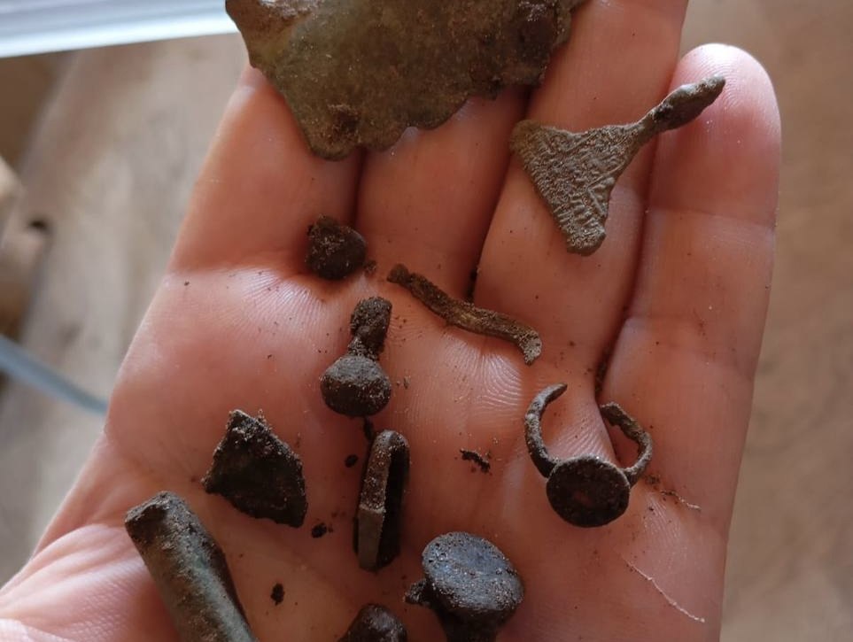 В Дубне на территории застройки 5 й очереди ОЭЗ в левобережной части наукограда найдены следы древнего поселения начало которому положено предположительно еще в XV веке Перед началом освоения новых 54 гектаров управляющая компания ОЭЗ Дубна совместно с Институтом археологии РАН и Комитетом по архитектуре и градостроительству Московской области провела комплексные изыскания Их результат стал неожиданным на территории около двух гектаров было обнаружено древнее поселение Строительные работы на этом участке отложены Сегодня сотрудники Института археологии РАН проводят спасательные полевые работы С особой осторожностью они снимают слои грунта фиксируют каждую находку нательные крестики кольца браслеты пуговицы старинные монеты XV XIX веков фрагменты посуды и утвари dubna tv