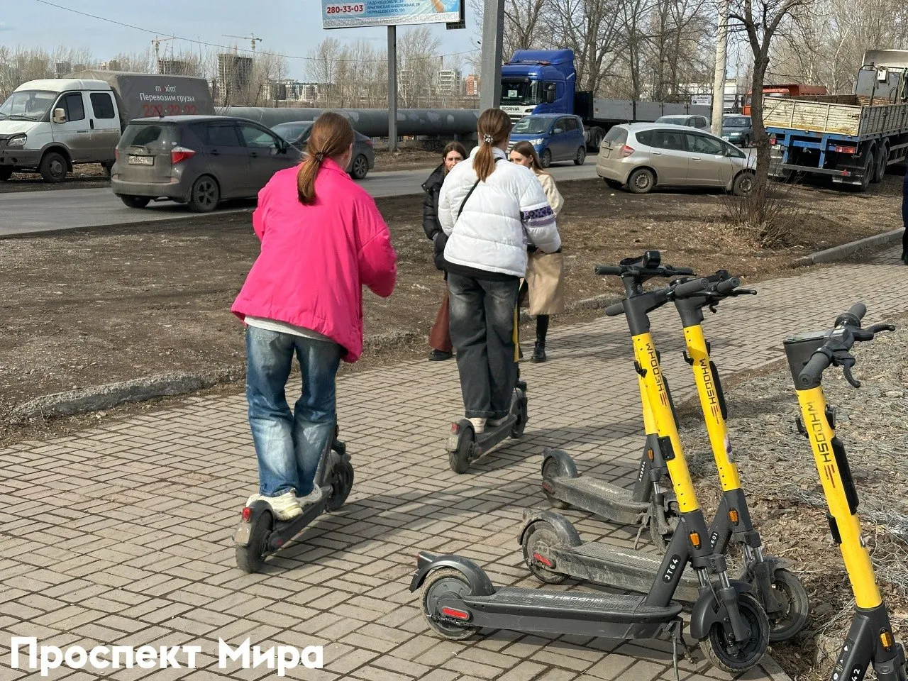 В Госдуме предложили запретить детям кататься на электросамокатах Обращение направили в Министерство транспорта РФ Что предлагают авторы инициативы  полностью запретить несовершеннолетним использовать СИМ  обязать операторов проката проверять возраст пользователей  поставить все СИМ на государственный учет и присвоить им номерные регистрационные знаки Сейчас в России дети от 7 до 14 лет могут кататься на электросамокатах по тротуарам пешеходным и велодорожкам Дети старше 14 лет также могут кататься в пешеходных зонах и выезжать на выделенные полосы для велосипедистов Проспект Мира в Telegram и Максе