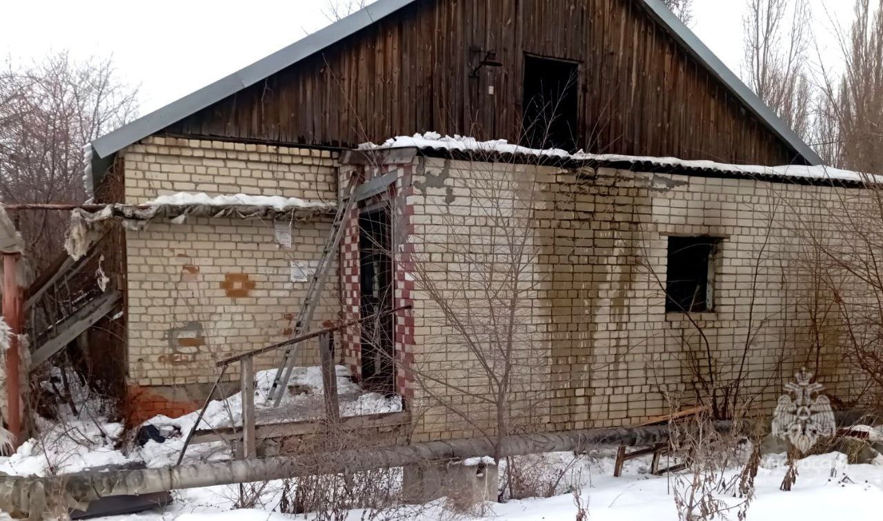 На пожаре в Тепличном погиб мужчина   ЧП произошло сегодня утром в многоквартирном доме на Перспективной.    Пожарных вызвали соседи, которые почувствовали запах дыма. При тушении сотрудники МЧС России обнаружили погибшего, им оказался 62-летний мужчина. Возгорание на 30 квадратах потушили 3 пожарных расчета.  Сейчас на месте работают представители Следственного комитета.    Дознаватель МЧС России установил, что предварительной причиной ЧП стало неосторожное обращение с огнем при курении погибшего.   МЧС России напоминает:    место для курения оборудуй пепельницей;  не ложись в постель с сигаретой;  приобрети огнетушитель;  установи в жилье пожарный извещатель.   Если рядом с тобой проживают одинокие граждане престарелого возраста, обрати на них особое внимание и окажи содействие в разъяснении элементарных требований пожарной безопасности.