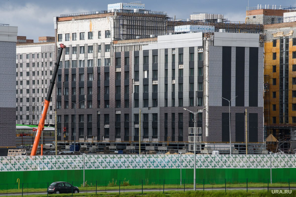 Доступный рынок жилья на продажу появится в Салехарде В 2024 году в Салехарде построили 86 тысяч кв. м жилья. Для столицы Ямала это абсолютный рекорд за последние 10 лет. Сегодня в активной стадии строительства находятся еще почти 260 тысяч кв. м жилья, из них — 80 тысяч «квадратов» реализуются частными инвесторами. Самый крупный застраиваемый микрорайон города — это Обдорский. Объем строительства составляет здесь 210 тысяч кв. м, 35 домов и 4755 квартир. Подробнее — в материале URA.RU. Подписаться Прислать новость Дать «буст»