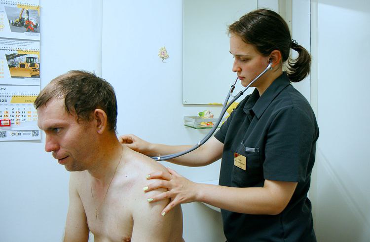 672 врача и 210 специалистов среднего звена пополнили медучреждения Приморья благодаря программам "Земский доктор" и "Земский фельдшер", начиная с 2012 года.    Программы позволяют успешно решать кадровый вопрос в сфере здравоохранения в сельской местности и небольших городах. Особенно востребованы участковые терапевты.   Например, Анна Габова из Белоруссии, получив российское гражданство,  трудится терапевтом во врачебной амбулатории поселка Смоляниново. По ее мнению, программы "Земский доктор" и "Земский фельдшер", инициированные Владимиром Путиным, позволили качественно улучшить ситуацию с медпомощью в селах.     "Большое спасибо нашему Президенту, что он создал такую программу, она не только помогает сельским жителям и пациентам, но и также врачам. Благодаря этому у нас появилось очень много возможностей", – убеждена Анна.