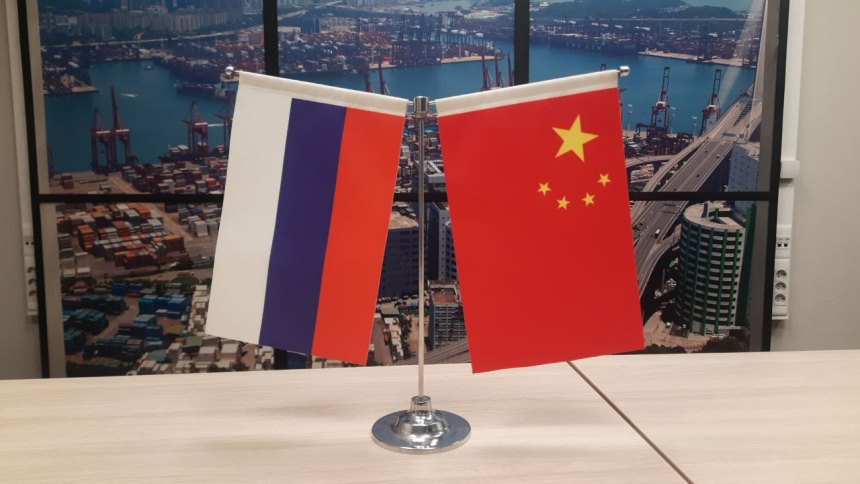 Объем торговли Китая и России в 2025 году сократился на 7 Объем китайско российской торговли в 2025 году сократился по сравнению с 2024 годом на 6 9 до 228 1 млрд Об этом сообщило Главное таможенное управление КНР Экспорт из Китая в РФ за отчетный период уменьшился на 10 4 и составил 103 3 млрд Показатель импорта из России в КНР понизился на 3 9 и достиг 124 79 млрд   Новости Китая ЭКД