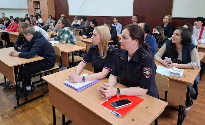  Полиция на страже детства. Полицейские приняли участие в школьных родительских собраниях во Владивостоке В рамках спецпроекта МВД России «Полиция на страже детства» в преддверии летних каникул полицейские посетили школы города Владивостока и побеседовали с законными представителями несовершеннолетних. Так, старший инспектор по пропаганде безопасности дорожного движения Инна Галимова подробно остановилась на правилах дорожного движения для пешеходов, рассказала родителям о статистике аварий с участием несовершеннолетнихи об основных причинах дорожно-транспортных происшествий. Родителям напомнили о безопасности детей в салоне автомобиля, о том, что необходимо перевозить несовершеннолетних с использованием специальных удерживающих устройств. Особое внимание капитан полиции уделила вопросу ДТП с участием водителей мототранспорта и рассказала, что прежде чем сесть за руль, ребеноку необходимо пройти обучение в автошколе и получить водительское удостоверение соответствующей категории, напомнила, о том, что дорога – не место для самоутверждения. Инспектор по делам несовершеннолетних Валерия Кожемякина довела до родителей обучающихся образовательных учреждений алгоритм действий инспекторов Госавтоинспекции и ПДН в случаях выявления фактов нарушения несовершеннолетним Правил дорожного движения, а также разъяснила требования законодательства РФ, касающиеся вопросов содержания и воспитания детей и возможные правовые последствия в случае неисполнения ими родительских обязанностей в соответствии со статьей 5.35 КоАП РФ. В завершении встречи полицейские призвали родителей регулярно проводить с детьми разъяснительные беседы по правилам безопасного поведения на дороге, ежедневно напоминать о необходимости их соблюдать и самим быть положительным примером в любой дорожной ситуации. Школьникам также важно знать и соблюдать правила личной и имущественной безопасности, в том числе в сети Интернет. Полиция Приморья