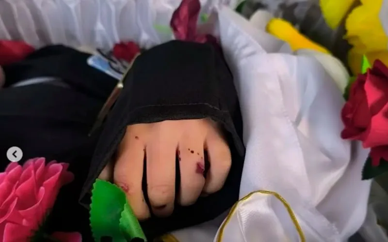 Военного подозревают в жестоком убийстве подростка на Алтае 15 летнего Антона похоронили в Красногорском районе Алтайского края Его убили 17 апреля 2026 года в селе Усть Иша Подробности жестокой расправы рассказала родственница мальчика в инстаграме Антона избили 22 летний участник спецоперации в Украине по имени Евгений и его 40 летний знакомый Виталий Подросток попытался убежать но его поймали и начали наносить удары ножом На теле 52 ранения пока отбивался все руки в мясо некоторые пальчики почти отрезаны изуродовано всё лицо рассказала родственница ребёнка После того как они его убили они замыли кровь сожгли свою одежду переоделись и хотели сбросить тело в реку но им помешал местный житель Увидев их он побежал от них вызвать полицию они когда поняли что уже им не скрыть убийство вызвали полицию По сведениям семьи убитого родители 22 летнего нападавшего теперь пытаются замять дело Уголовное дело всё таки возбудили утверждает телеграм канал Baza Но задержан только военнослужащий а второго мужчину отпустили в качестве свидетеля но уже сбежал из села опасаясь самосуда со стороны сельчан Телеграм канал 112 считающийся близким к силовикам пишет что подозреваемый сейчас находится под надзором военной прокуратуры Силовики также начали преследовать мать убитого ребёнка На неё составили два административных протокола о том что подросток ночью находился вне дома и был в состоянии алкогольного опьянения По данным 112 в день убийства Антон гулял с друзьями и каким то образом оказался в доме где были нападавшие которые якобы покупали подросткам спиртное Официально силовики до сих пор не прокомментировали убийство Принадлежит Meta деятельность которой признана экстремистской и запрещена Подписаться Прислать новость Помочь бустами