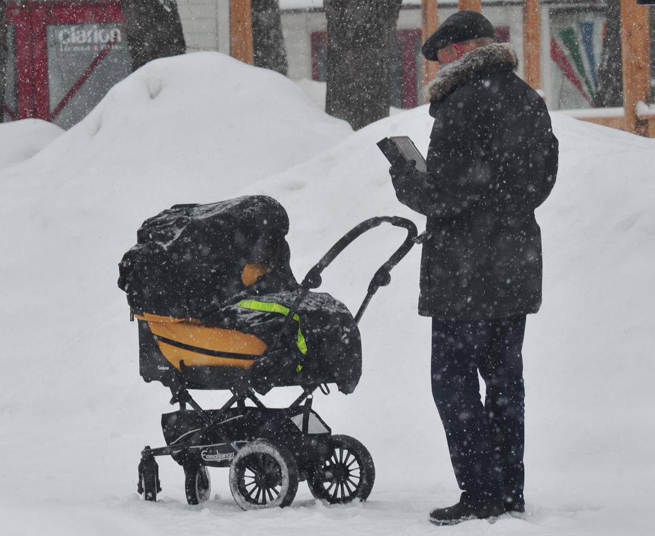 Кубанцы чаще всего читают у Чехова Палату 6 и Вишневый сад МТС на основе данных КИОН Строки изучила читательские предпочтения кубанцев накануне дня рождения Антона Павловича Чехова Выяснилось что к произведениям русского классика за последний год стали обращаться чаще и читать больше примерно на 17 Выбор произведений зачастую определяется полом и возрастом Женщины чаще всего склонны к любовным повестям писателя Дама с собачкой Ионыч Попрыгунья Мужчины любят читать произведения с элементами детектива и психологии Драму на охоте Дуэль Историю провинциальной психбольницы Палата 6 читают больше мужчины Пьесу о закате дворянской эпохи Вишневый сад женщины Повесть Черный монах о болезнях человеческой души чаще всего читают молодые люди в возрасте 18 до 24 лет Интересно что произведение Руководство для желающих жениться наиболее активно скачивают кубанские мужчины от 35 до 44 лет Читатели обоих полов в возрасте от 55 лет особенно выделяют сборник повестей Врачебные советы