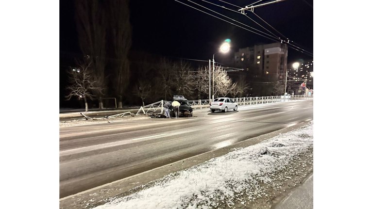 В Брянске на проспекте Московском произошло жуткое массовое ДТП     Три автомобиля столкнулись у мясокомбината. ƃℾ   подписаться  прислать новость