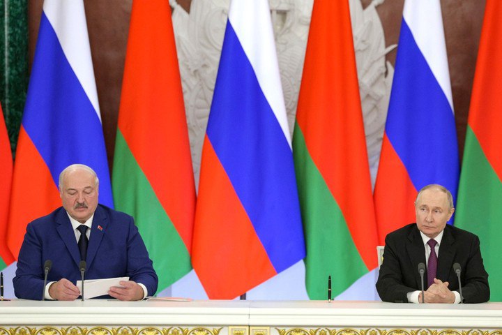 Путин и Лукашенко провели телефонный разговор Президент России поблагодарил белорусского коллегу за оказанное содействие и помощь в организации процесса обмена пленными с Украиной. Также лидеры стран обсудили актуальные вопросы двусторонней повестки и международную обстановку. Подпишитесь на «Абзац» Добавьте «Абзац» в ленту «Дзена»