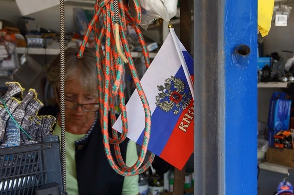 В Херсонской области с начала года провели более 1700 ярмарок  В Херсонской области с начала 2024 года провели 1747 ярмарок в муниципальных округах. Мероприятия ведут на 35 постоянных площадках, которые действуют в регионе на регулярной основе, сообщает организатор - министерство промышленности и торговли Херсонской области.  "Это не просто продажа товаров, но и действенный способ снизить цены на продукты и обеспечить жителей качественными местными продуктами", - прокомментировали в ведомстве.  На местных ярмарках купить можно все что угодно - свежие овощи, фрукты, мясо и мясные деликатесы, и все это - по доступным для жителей Херсонской области ценам. А главное, что продают продовольствие местные производители, таким образом обеспечивая стабильность региональной экономики.