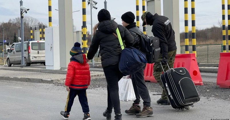 Эстония ограничит выдачу пособий на жилье для беженцев с Украины  Эстонские власти будут выплачивать единовременное пособие на аренду жилья только недавно прибывшим украинским беженцам.  Гендиректор департамента социального страхования Марет Марипуу заявила, что в настоящее время в балтийской республике проживает значительное число беженцев с Украины, которые находятся в стране уже более года. Так, они уже обратились за пособиями на аренду жилья после продления их первичного вида на жительство.  «С этой среды департамент социального страхования намерен предоставлять единовременное пособие на аренду жилья только тем украинским беженцам, которые недавно прибыли в Эстонию», — говорится в сообщении.  По словам Марипуу, с 11 сентября компенсация может быть предоставлена лишь в случае, если беженцы впервые получили вид на жительство и в течение шести месяцев с этого момента подали ходатайство на выплату.