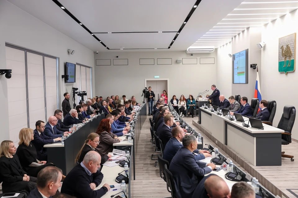 Никаких внезапных прогулов в Челябинске депутатов обязали заранее отпрашиваться с заседаний Челябинская городская дума утвердила изменения в регламенте собственной работы а заодно в правилах депутатской этики Теперь членам думы запрещено прогуливать заседания без предупреждения Они обязаны заранее и в письменной форме сообщать о своем отсутствии Новое правило относится также к заседаниям комиссий и рабочих групп Гордумы общественных и экспертных советов   Подписаться на chelkp