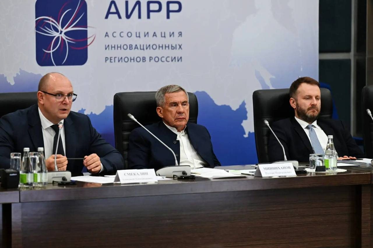 Рустам Минниханов провел совещание глав субъектов Российской Федерации членов АИРР В ОЭЗ Алабуга прошло совещание глав субъектов Российской Федерации входящих в Ассоциацию инновационных регионов России Мероприятие провел председатель Совета АИРР и глава Республики Татарстан Рустам Минниханов В обсуждении приняли участие руководители федеральных министерств институтов развития вузов и представители малых технологических компаний Среди участников были заместитель руководителя Администрации Президента РФ Максим Орешкин министр науки и высшего образования Валерий Фальков и директор АИРР Александр Смекалин Основной темой совещания стало развитие малых технологических компаний и проблемы с которыми они сталкиваются в современных экономических условиях Рустам Минниханов поблагодарил участников за активное участие и поддержку инициатив Ассоциации Он также сообщил о вступлении Архангельской области в АИРР которая стала 20 м членом Ассоциации и первой арктической территорией Губернатор Архангельской области Александр Цыбульский выразил благодарность за положительное решение В завершение совещания состоялось обсуждение актуальных вопросов касающихся деятельности малых технологических компаний Подписаться Сообщить новость   Вести Татарстан в MAX