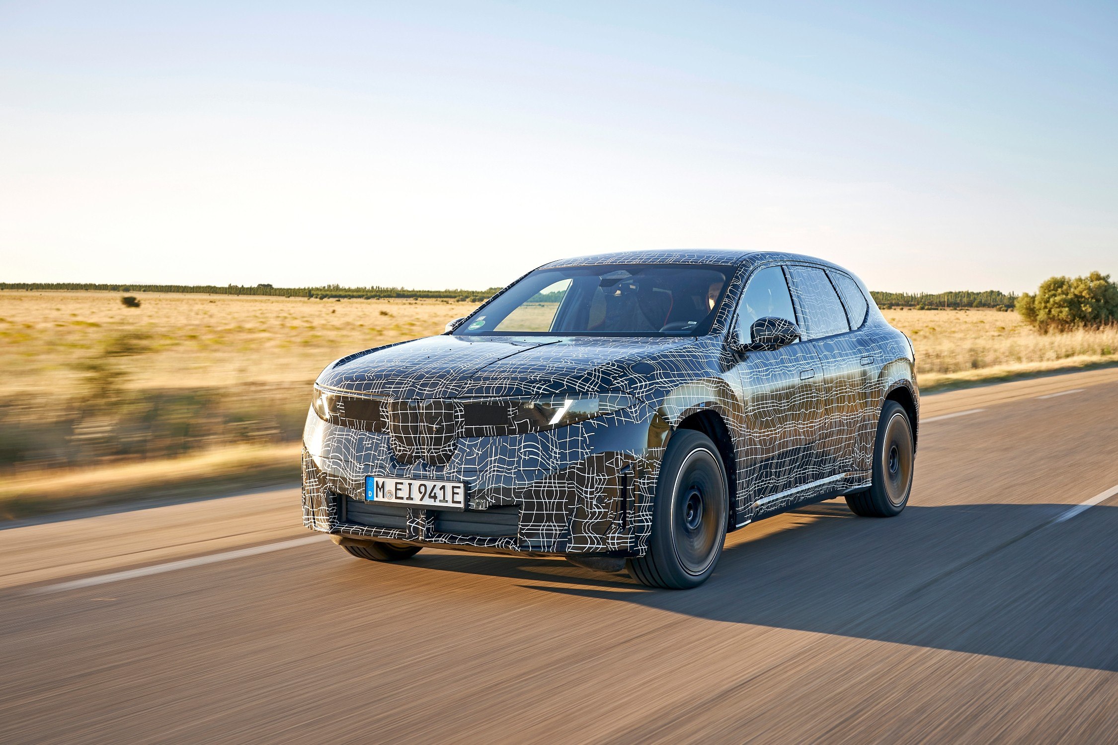 Новые автомобили BMW научатся сами включать поворотники — функцию уже тестят в прототипе новенького iX3. Работать будет за счет камер и датчиков в салоне: машина сама определит, если вы посмотрели в зеркало с намерением перестроиться, и включит нужный поворотник. Также обещают до 800 км запаса хода другие ИИ-фишки например, автотормоз, чтоб не наехать на пешехода . Ну а цены и дизайн покажут на презентации в сентябре.