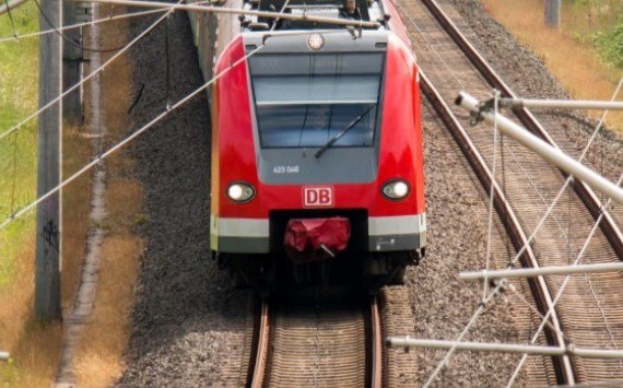 РЖД россияне стали чаще отдыхать в Белоруссии   globalmsk ru news id 78084 В 2025 году увеличилось количество туристов из России отдыхающих в Белоруссии Только по железной дороге по сообщениям РЖД было перевезено более трех миллионов пассажиров что на 9 3 больше чем в 2024 году Такую информацию передает издание Российская газета со ссылкой на источник Туристические компании сообщают что чаще всего россияне посещают Минск Людям интересно побывать на экскурсиях многие отдыхают в санаториях Интерес к последним вырос на 40 Представители РЖД говорят об увеличении пассажиропотока на электропоездах серии Ласточка Перевозок стало больше на 11 7 Об увеличении числа рейсов в столицу Белоруссии сообщают и в Аэрофлоте В 2025 году перелеты между городами совершили 470 000 человек Таким образом показатели увеличились на 3 по сравнению с прошлым периодом В пресс службе Аэрофлота сообщают что из общего количества пассажиров лишь 15 являлись гражданами Белоруссии То есть страну