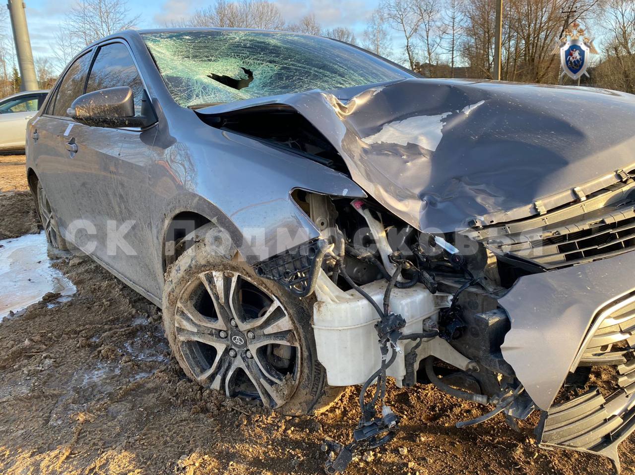 Сбившего насмерть женщину уволили из патрульно постовой службы Страшная авария унёсшая жизнь местной жительницы произошла 18 ноября 2025 года По информации Следственного комитета 26 летний мужчина находясь в состоянии алкогольного опьянения совершил наезд на женщину переходившую дорогу по пешеходному переходу От полученных травм потерпевшая скончалась на месте происшествия По данным следствия обвиняемый управляя автомобилем марки Tоyota не справился с управлением и допустил наезд на пешехода Осознавая тяжесть содеянного водитель попытался скрыться с места преступления однако благодаря оперативным действиям правоохранительных органов был задержан Им оказался сотрудник патрульно постовой службы УМВД России по Сергиево Посадскому г о который в момент произошедшего находился на личном транспорте во внеслужебное время По результатам служебной проверки данное лицо уволено из органов внутренних дел по отрицательным основаниям и понесёт наказание в установленном законом порядке сообщает пресс служба УМВД Сергиева Посада Следователями следственного отдела по г Сергиев Посад ГСУ СК России по Московской области 26 летнему мужчине уже предъявлено обвинение по части 4 статьи 264 Уголовного кодекса Российской Федерации нарушение правил дорожного движения совершенное лицом находящимся в состоянии опьянения повлекшее по неосторожности смерть человека На месте происшествия незамедлительно были проведены следственные действия осмотр допросы свидетелей и очевидцев назначены необходимые экспертизы включая судебно медицинскую и автотехническую Эти мероприятия направлены на установление всех обстоятельств произошедшего и сбор доказательной базы В ближайшее время следствие планирует обратиться в суд с ходатайством об избрании в отношении обвиняемого меры пресечения Учитывая тяжесть преступления его совершение в состоянии алкогольного опьянения и попытку скрыться с места ДТП наиболее вероятной мерой пресечения станет заключение под стражу Фото Следственный комитет