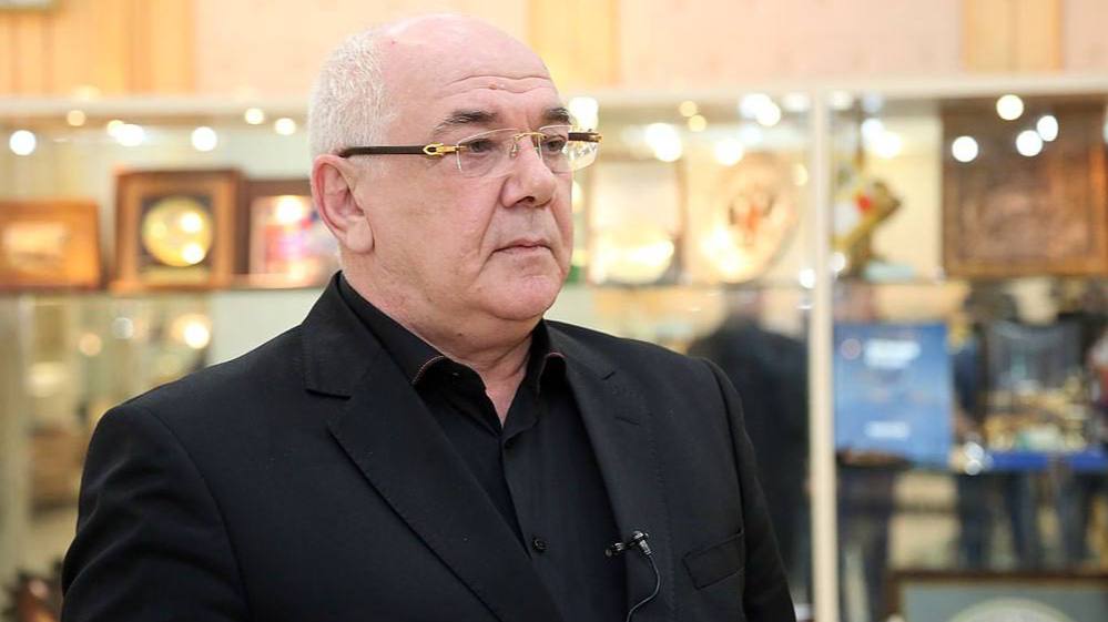 В Турции задержан фигурант хищений 2 млрд из Социального фонда России Ислам Сейнароев, бывший управляющий ингушским филиалом Социального фонда России, задержан в Турции. По данным RTVI, его считают одним из организаторов масштабных хищений на сумму около 2 миллиардов рублей. Операцию провели по линии МВД, Сейнароев не оказал сопротивления. Следствие полагает, что находясь за границей, экс-чиновник чувствовал себя в безопасности. В Турции он вел активную деятельность — занимался арендой элитной недвижимости и оптовыми поставками фруктов в связке с бывшим заместителем министра МВД Ингушетии. Несмотря на это, в его декларациях — ни слова о зарубежных активах. Сейчас Сейнароева готовят к экстрадиции в Россию, где ему, вероятно, будет предъявлено обвинение в организации хищений из одного из ключевых социальных институтов страны. Подписаться Прислать новость