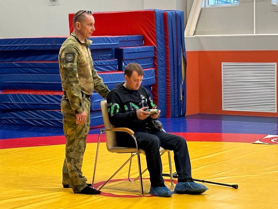 Кузбасские ветераны спецоперации выступят на чемпионате «Абилимпикс» в Казани   С 25 по 29 июля в Казани состоится первый чемпионат по профессиональному мастерству среди участников специальной военной операции «Абилимпикс». Кузбасс представят три бойца — в компетенции «Оператор беспилотного летательного аппарата» Герой России Алексей Асылханов из Юрги и Михаил Кузнецов из Киселёвска, в компетенции «Поварское дело» — Павел Калинин из Юрги.   «Наши ветераны СВО готовятся к первому чемпионату по профмастерству среди участников специальной военной операции «Абилимпикс». Помочь с поездкой на соревнования попросил Герой России, участник программы «СВОи Герои. КуZбасс» Алексей Асылханов. Конечно, мы ребят поддержали. Участие в таких соревнованиях — важный шаг в адаптации ветеранов к мирной жизни», — подчеркнул губернатор Кузбасса Илья Середюк.   Состязания пройдут по 15 компетенциям: «Веб-разработка», «Оператор БПЛА», «Промышленная робототехника», «Фотограф», «Ремонт и обслуживание автомобилей», «Резьба по дереву», «Исполнительское мастерство», «Поварское дело», «Сборка-разборка электронного оборудования», «Сварочные технологии», «Слесарное дело», «Столярное дело», «Массажист», «Электромонтаж», «Токарные работы на станках с ЧПУ».   Также для участников пройдут профориентационные, экскурсионные и спортивные мероприятия.   Алексей Асылханов уже стал одним из официальных лиц чемпионата в Казани. Как отметил герой, в ходе соревнований он планирует не только научиться новым компетенциям, но и поделиться опытом с другими участниками.   У ветерана состоялась тренировка пилотирования БПЛА. Занятие провёл Анатолий Главацких из Регионального Центра военно-спортивной подготовки «ВОИН».   По итогам чемпионата 75 финалистов примут участие в финале Национального чемпионата «Абилимпикс» в Москве в октябре 2025 года.
