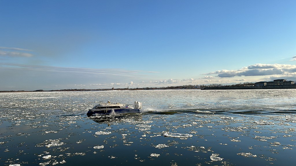 В Благовещенске билеты на пумы продают день в день В амурском Минтрансе mintrans amur сообщили почему в пункте пропуска Благовещенск билеты на суда на воздушной подушке продаются день в день Связано это с особенностями гидрологии на реке нужно чтобы установился лед После этого глубина продаж билетов будет увеличена до двух суток а курсирование СВП станет более частым В декабре начнется обустройство понтонного моста до Китая Обычно его сооружают к концу декабря началу января После всех проверок начнутся грузовые и пассажирские автобусные перевозки До его полной установки сообщение по реке будут обеспечивать СВП Тем временем между Благовещенском и Хэйхэ по автомобильному мосту ездят автобусы вместимостью 50 посадочных мест Ежедневно производятся 4 рейса Таким образом из Благовещенска в Хэйхэ выезжает 200 пассажиров и столько же в обратном направлении Реализация билетов осуществляется строго исходя из ёмкости транспортных средств По последним данным в сутки в пунктах пропуска на российско китайской границе обслуживается более 1400 пассажиров Все пассажиры приезжающие для поездки в Хэйхэ пересекают границу день в день Сейчас международный оператор проводит подготовку к работе в новогодние каникулы Portal2x2 Реклама