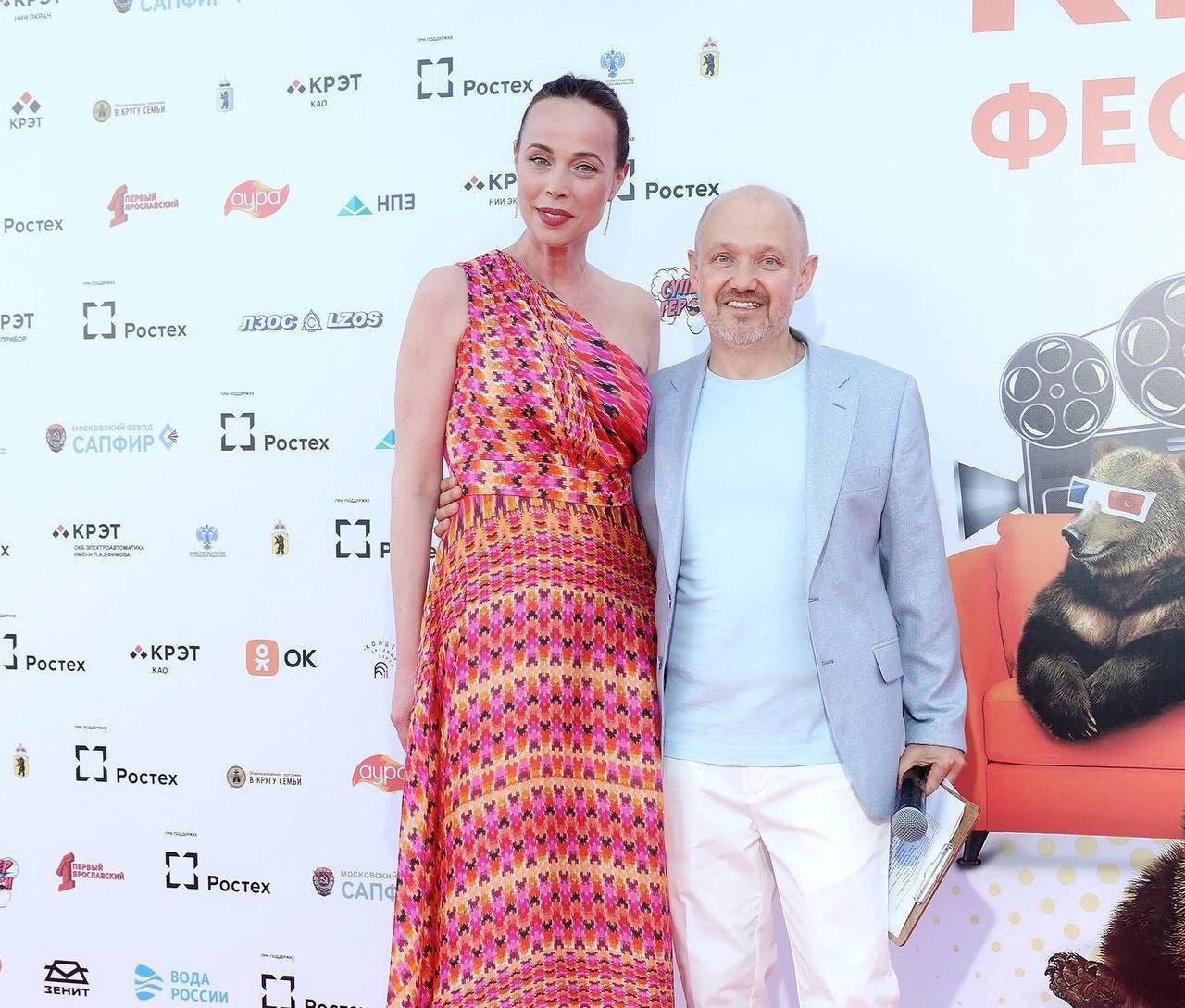 В Ярославле пройдет XX Международный кинофестиваль «В кругу семьи» 5 июля в Ярославле стартует кинофестиваль семейных и детских фильмов «В кругу семьи». В состав жюри основной программы вошла заместитель генерального директора «Газпром-Медиа Холдинга» Юлия Голубева на фото с президентом Общенациональной программы «В кругу семьи» Александром Ковтунцом . Всего на юбилейный кинофестиваль подали более 2500 заявок из 121 страны. В конкурс полного и короткого метра вошли фильмы из Китая, Турции, Сенегала, Южной Кореи, Казахстана, Черногории, Сербии, Северной Македонии, Тайваня, Италии, Индии, Эфиопии, Ирана, Мексики, Словении, России и других стран. Среди участников основной программы фестиваля — фильм «Пальма-2», его дистрибьютором выступает «Централ Партнершип» входит в «Газпром-Медиа Холдинг» . Зрителей ожидают кинопоказы, творческие встречи и мастер-классы, также в рамках фестиваля пройдет насыщенная Деловая программа. «В кругу семьи» пройдет с 5 по 9 июля при поддержке Госкорпорации «Ростех», министерства культуры РФ, правительства Ярославской области и мэрии Ярославля. «Газпром-Медиа Холдинг» — информационный партнер фестиваля.