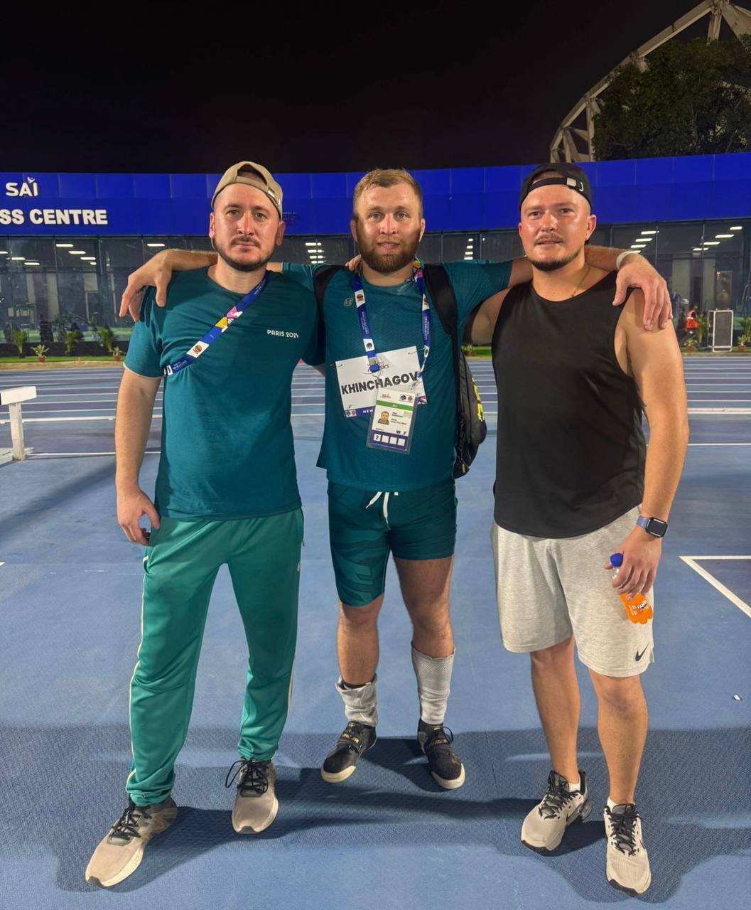 Альберт Хинчагов стал обладателем золотой медали на чемпионате мира по лёгкой атлетике в Нью Дели Спортсмен паралимпийский чемпион Токио 2020 одержал победу в дисциплине толкания ядра среди спортсменов класса F37 Его ядро преодолело расстояние в 16 55 метров установив новый рекорд соревнований передает пресс служба Минспорта РСО А Вести Алания Владикавказ