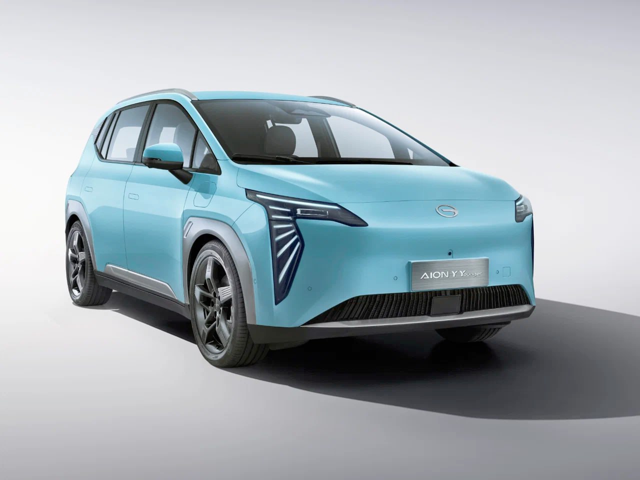 Яндекс хочет выпустить для такси копию китайского электромобиля с небольшим запасом хода Ведомости обнаружили зарегистрированный Яндексом торговый знак для электромобиля UMO и получили презентацию проекта машины UMO 5 для такси под собственным брендом Яндекса Базовой моделью может стать GAC Aion Y Plus с запасом хода 430 610км это относительно свежая модель выпускающаяся с 2021 го года предполагается что машина при нулевом первоначальном взносе будет обходиться такси или таксопарку в 69 000 рублей в месяц Снижение эксплуатационных издержек в такси может позволить компании нарастить свою маржинальность в цепочке услуг связанных с такси Яндекс сможет зарабатывать на банковских услугах кредитах на автомобиль электрозарядках бОльших отчислениях в свою пользу из за высвободившихся у таксистов парков материальных ресурсов Или на выбор можно будет повысить привлекательность работы водителем в такси где на текущий момент есть проблемы с постоянно растущими требованиями по уровню оплаты водителями