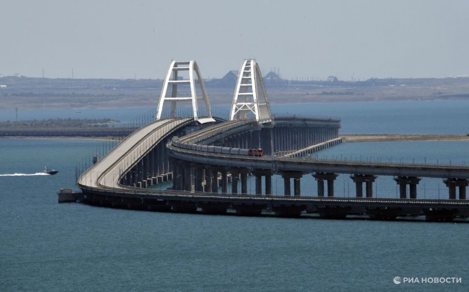 Крымский мост временно перекрыт для движения машин МОСКВА 10 янв РИА Новости Движение автотранспорта по Крымскому мосту временно перекрыли сообщает оперативный канал о ситуации на автоподходах к мосту Движение автотранспорта по Крымскому мосту временно перекрыто Находящихся на мосту и в зоне досмотра просим сохранять спокойствие и следовать указаниям сотрудников транспортной безопасности говорится в сообщении в Telegram канале информцентра Подробнее