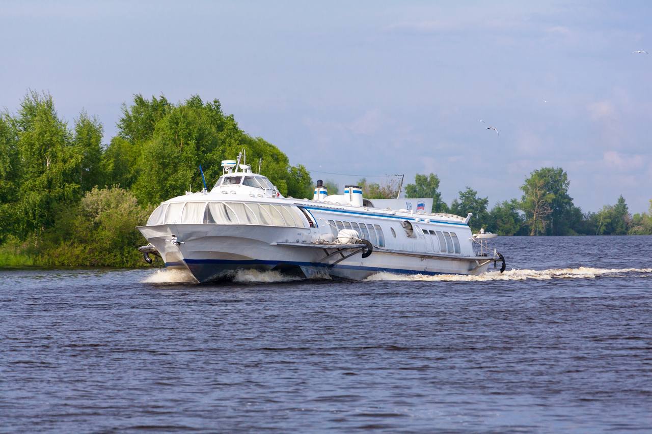 Открывается новый водный маршрут между Ярославлем и Тверью Первый рейс Метеора запланирован на 31 августа Путешествие займет около 11 часов с остановками в Рыбинске Угличе Калязине и Дубне Стоимость билета до Твери около 2600 рублей