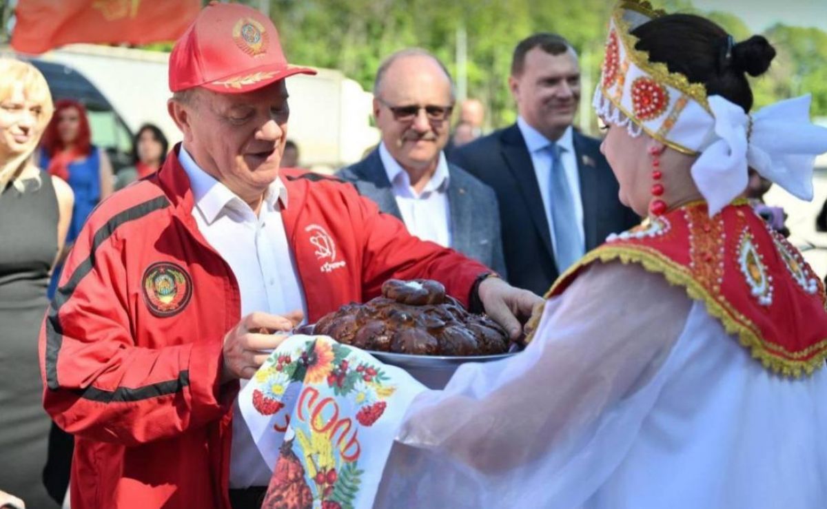 Клычков устроил Зюганову теплый прием на границе     Сегодня, 3 августа, в Орловскую область с рабочим визитом приехал Геннадий Зюганов. Лидера КПРФ встретили хлебом-солью на границе региона.  ↗  Прислать новость   Подписаться