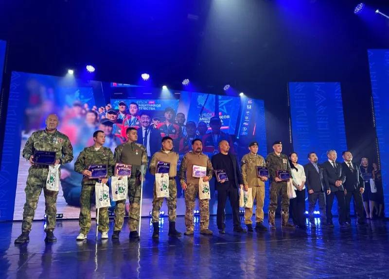 Сборная ветеранов СВО Якутии стала лауреатом премии Герои нашего времени Сборная ветеранов спецоперации Якутии на Балу чемпионов 2025 стала лауреатом премии Герои нашего времени сообщили в филиале государственного фонда Защитники Отечества В уходящем году ветераны спортсмены стали призерами Межрегионального комплексного физкультурного мероприятия среди ветеранов СВО Кубок Защитников Отечества Дальневосточного федерального округа победителями республиканских спортивных соревнований среди участников спецоперации Ветеранам премию вручил Герой России Филипп Евсеев ulusmedia Читайте нас в MAX