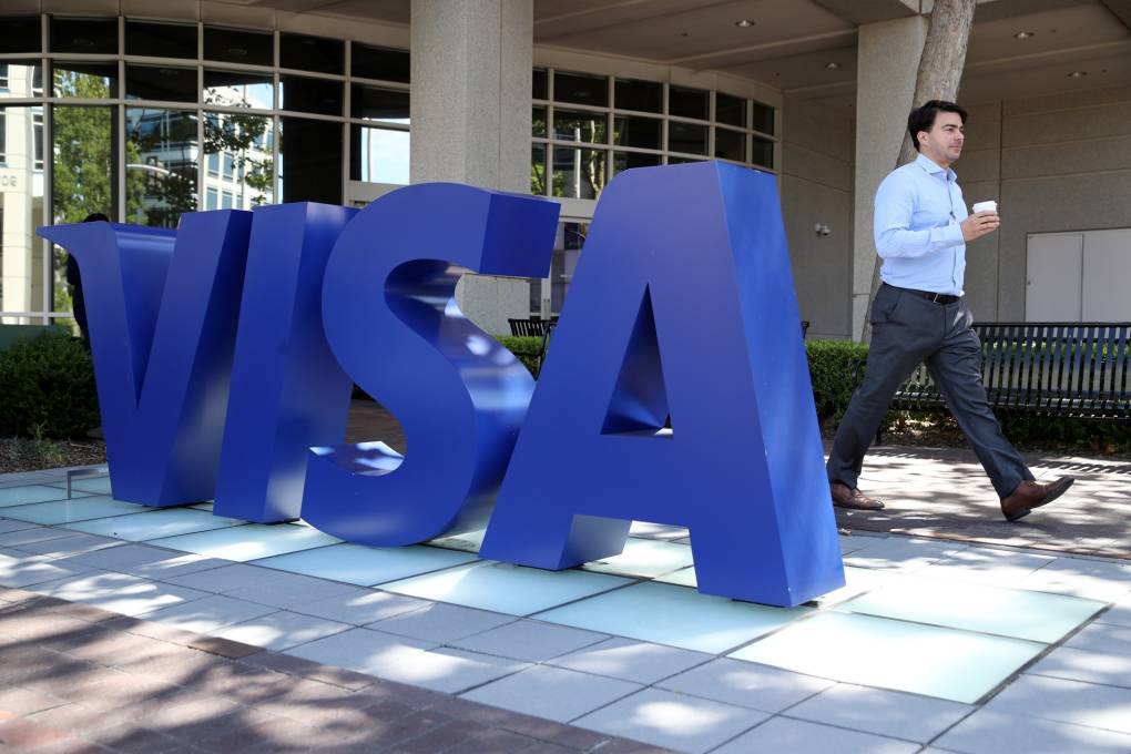 Visa хочет запустить ИИ-ассистентов с доступом к банковским карточкам владельца, чтобы они совершали разные покупки за человека, пишет АР. Тогда бот по команде сможет найти и купить свитер, продукты на неделю или билет на самолет. Или любимый латте. "Так, если я хочу, чтобы мой латте из Starbucks был заказан для меня и готов каждое утро, когда я иду на работу, я просто забираю его. Я знаю, сколько это стоит, и в конце концов получу чек из Starbucks через свою систему. Никаких переговоров. Все просто и понятно". Вы бы доверили доступ ИИ к своим счетам ИИ?