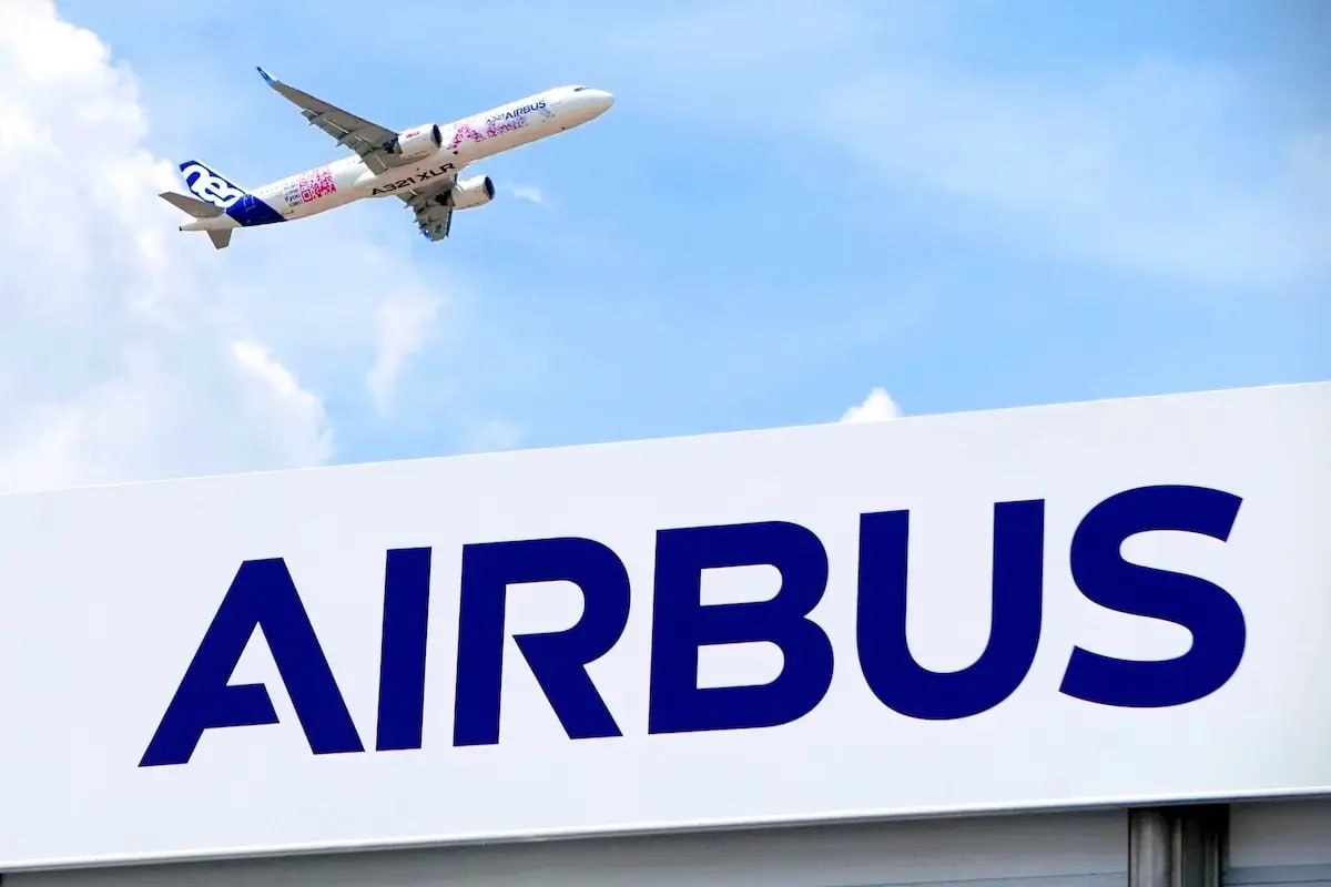 Airbus A320 побил рекорд Boeing 737 по количеству поставленных самолётов По данным издания Le Monde бестселлер европейского концерна смог сместить своего американского визави который в течение последних 58 лет восседал на Олимпе узкофюзеляжных лайнеров Официального подтверждения ещё нет но всё указывает на то что семейство А320 стало самым продаваемым в истории гражданской авиации Как мы уже сообщали ранее к концу августа у Boeing сохранялось минимальное преимущество в менее чем 20 самолётов Однако в сентябре благодаря высокому темпу сборки программа A320 обошла Boeing 737 За три десятилетия Airbus не только совершенствовал семейство A320 но и обеспечил стабильность производства в отличие от конкурента Пока Boeing переживал кризисы и приостановки программы 737 MAX Airbus удерживал темпы поставок и уверенно наращивал выпуск Европейская компания опередила своего конкурента с модернизацией своих самолётов Семейство A320neo стало переломным моментом новое поколение узкофюзеляжных лайнеров застало Boeing врасплох заставив американцев в спешке выводить на рынок 737 MAX решение ставшее источником репутационных проблем Boeing за последние годы столкнулся с чередой неудач включая Многомесячные остановки производства 737 MAX Падение объёмов поставок после 2019 года Проблемы с сертификацией и контролем качества Даже после пандемии компания не смогла восстановить прежний ритм Airbus напротив воспользовался моментом особенно с выходом A321XLR дальнемагистральной версии A320neo не имеющей прямых аналогов у Boeing Также стоит напомнить что ещё не все представители семейства 737 MAX успели сертифицироваться что замедляет поставки и вынуждает авиакомпании выбирать Airbus В результате портфель заказов A320 значительно превышает 737 и остаётся стабильным на годы вперёд Coby Wayne Постфактум Airbus Boeing 737 A320 Онлайн проект eMAKS aviasalonmaksv