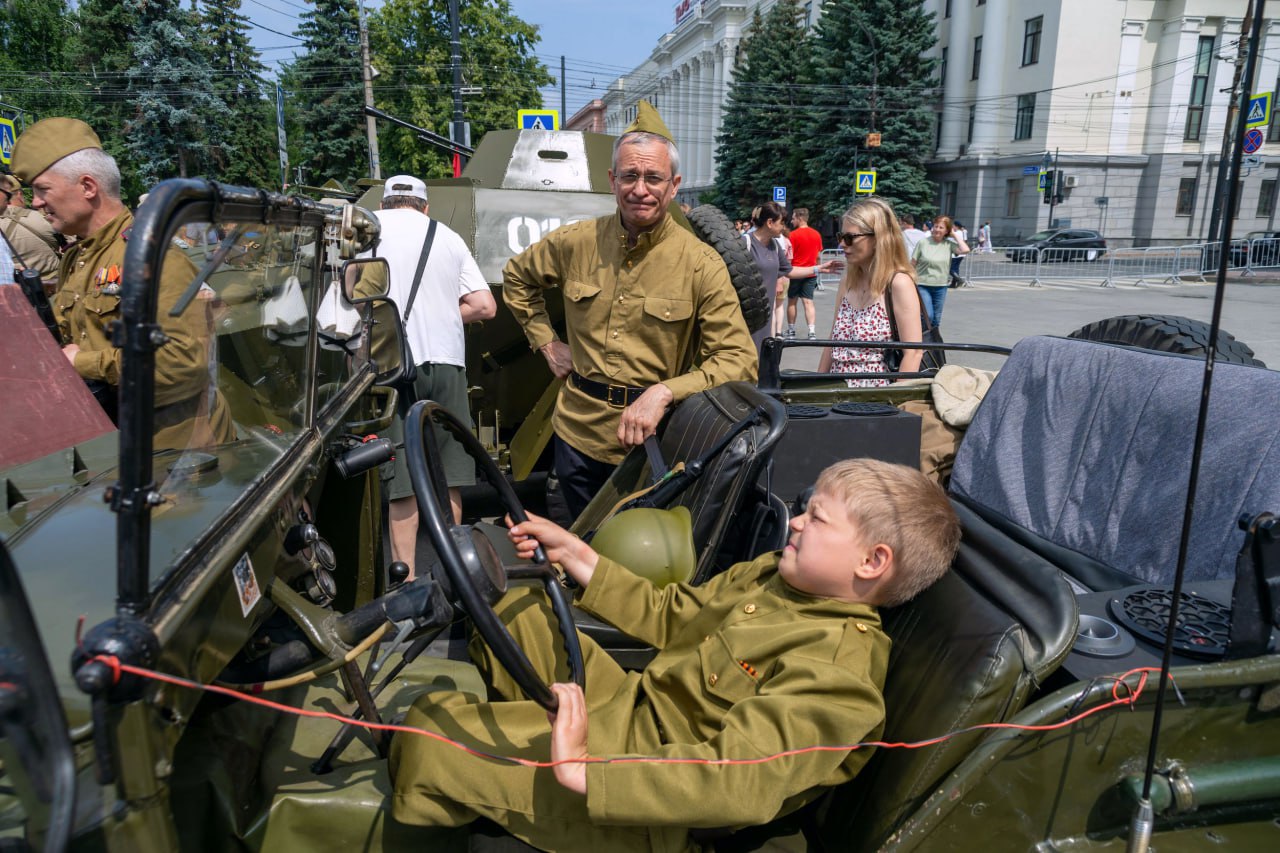 Жителям Челябинска показали более 150 винтажных автомобилей На Театральной площади в Челябинске 15 июня состоялся ретрофестиваль автомототехники «Машина времени». Жители и гости областного центра увидели более 150 винтажных экспонатов, в частности полицейские и военные, а также насладились выступлениями творческих коллективов. Окунулся в прошлое и фотокор «Вечерки» Дмитрий Куткин, поймав в объектив колоритные кадры. На фестивале южноуральцы могли не только осмотреть, но и сфотографироваться с уникальными мотоциклами, военной техникой, тракторами, велосипедами и даже машинками на педалях из нашего и других регионов РФ. Также гостей мероприятия ждал автопробег. Желающие могли бесплатно отправить Почтой России открытку в любую точку страны. Голосовать за канал