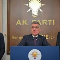 Налоговая амнистия для иностранных активов Правящая партия ЮСП внесла в парламент законопроект о налоговых льготах для тех кто переведёт незадекларированные активы из за рубежа в Турцию Цель привлечь валюту и инвестиции Нерезиденты и недавно переехавшие освобождаются от подоходного налога на 20 лет при декларировании зарубежных активов до 31 июля 2027 года Корпоративный налог для экспортёров снизят до 9 11 срок погашения госдолгов увеличат с 36 до 72 месяцев Лидер фракции ЮСП Абдуллах Гюлер подчеркнул ориентацию на производство и экспорт Оппозиция критикует амнистию ссылаясь на прошлый приток сомнительных средств Стамбульский волк Про Турцию простыми словами istanbul wolf