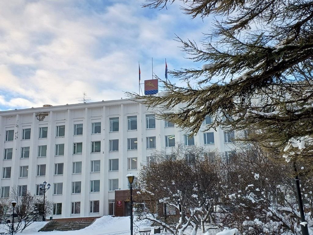 Еженедельное совещание по работе коммунальных служб под руководством Ларисы Поликановой прошло в мэрии города Особое внимание участники встречи уделили подготовке Магадана к предстоящим новогодним праздникам В Уптаре уже приступают к монтажу ёлки Вскоре зеленых красавиц начнут собирать и в остальных районах города Горсвет продолжает монтаж праздничной иллюминации подготовили оборудование на телевышке Пора включать телевышку в праздничном режиме и создавать новогоднее настроение в Магадане отметила Лариса Поликанова   vmagadanpress com еженедельное совещание по работе ком 4